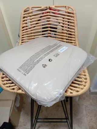 Pack 2 Taburetes Altos Ratán y Metal