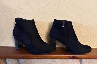 Botines negros ante tacón adornado
