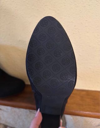 Botines negros ante tacón adornado