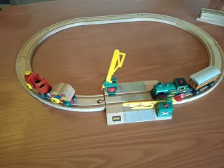 Tren de madera BRIO con vías y vagones