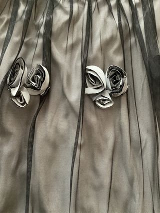 Vestido  de fiesta negro y gris con flores