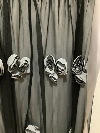 Vestido  de fiesta negro y gris con flores