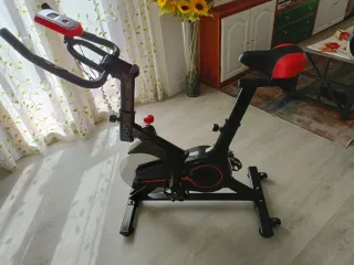 Bicicleta Estática Negra y Roja