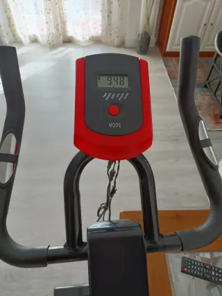 Bicicleta Estática Negra y Roja