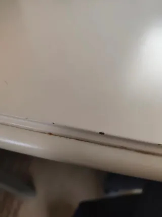 Escritorio beige y blanco con cajonera