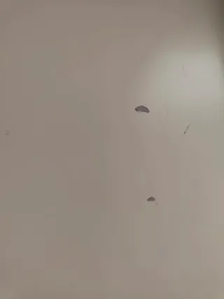 Escritorio beige y blanco con cajonera