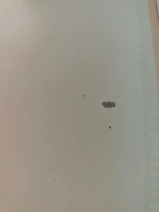 Escritorio beige y blanco con cajonera