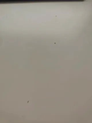 Escritorio beige y blanco con cajonera