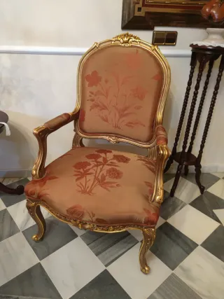 Sillón Clásico Dorado con Tapicería Floral