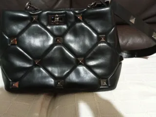 Bolso negro con tachuelas