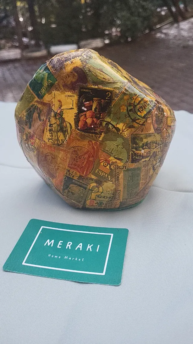 Objeto decorativo con sellos de España