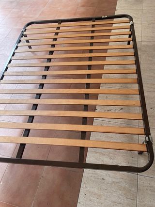 Somier metálico con láminas de madera con patas