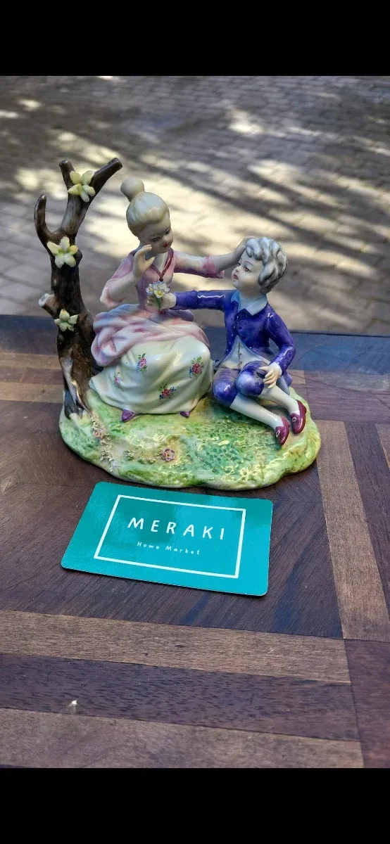 Figura porcelana pareja sentada árbol Capodimonti