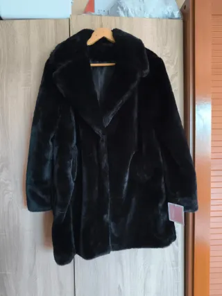 Abrigo de pelo negro