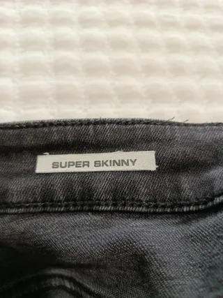 Pantalón vaquero negro Talla 42