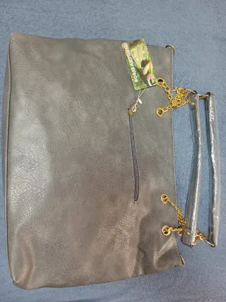 Bolso de hombro gris con cadena dorada