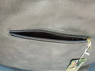 Bolso de hombro gris con cadena dorada