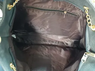 Bolso de hombro gris con cadena dorada