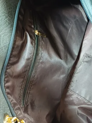 Bolso de hombro gris con cadena dorada