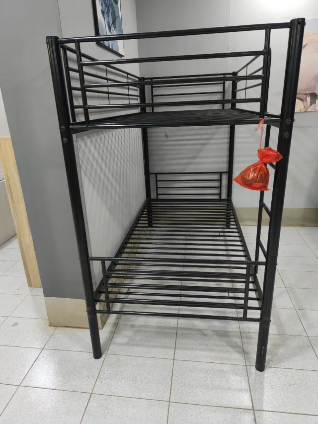 Litera metálica negra