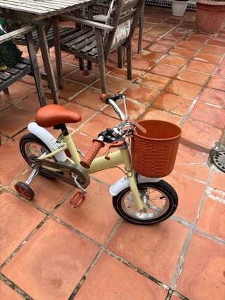 Bicicleta infantil con cesta