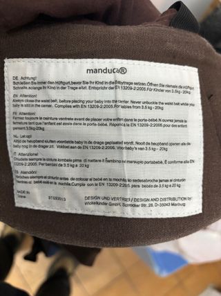 Mochila Manduca portabebés con  Con una mantita.