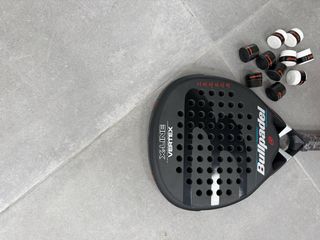 Pala Bullpadel Vertex X-Line con 10 overgrips