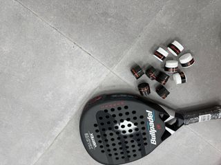 Pala Bullpadel Vertex X-Line con 10 overgrips