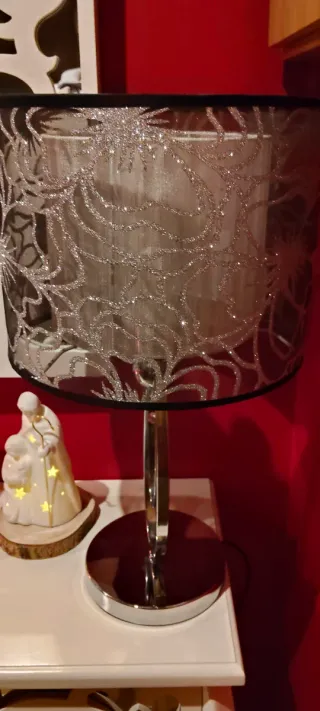 Lámpara de mesa elegante plateada y negra