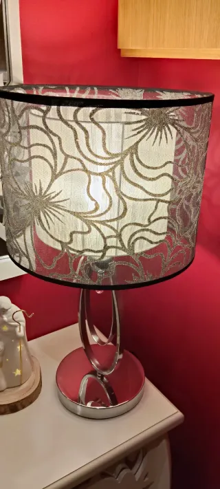 Lámpara de mesa elegante plateada y negra