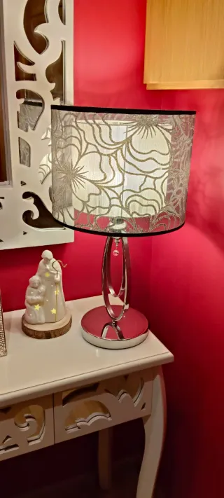 Lámpara de mesa elegante plateada y negra