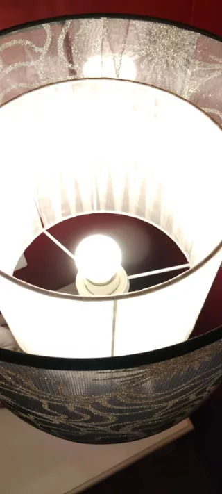 Lámpara de mesa elegante plateada y negra