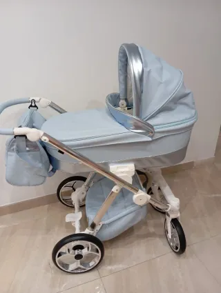 Carro de bebé azul y plateado