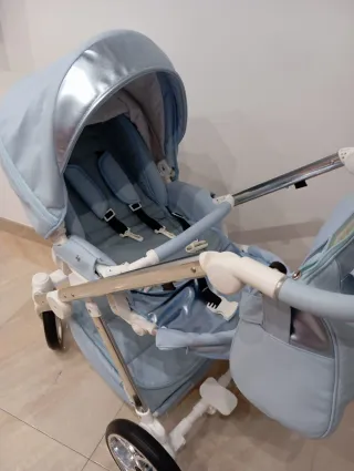 Carro de bebé azul y plateado