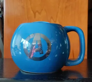 Taza con forma del escudo de Capitán América.
