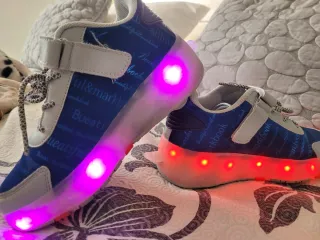 Zapatillas con luces y ruedas