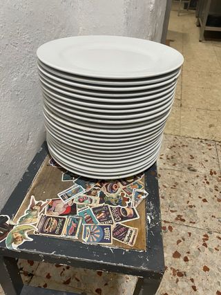 Set di piatti bianchi per hotel