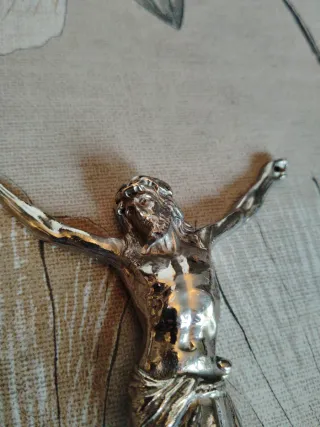Cristo de metal plateado