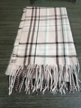 Bufanda Stradivarius cuadros rosa y marrón