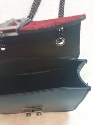 Bolso piel negro y pelo rojo con tachuelas