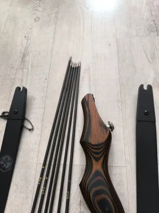 Arco ILF 62 30 lbs diestro + flechas