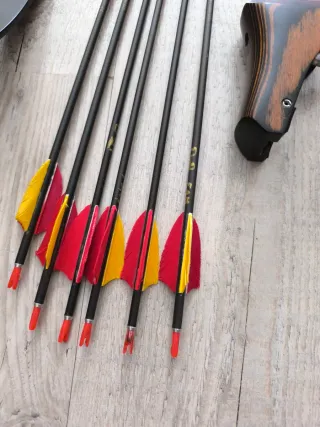 Arco ILF 62 30 lbs diestro + flechas