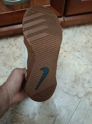 Zapatillas Nike Blancas y Marrones