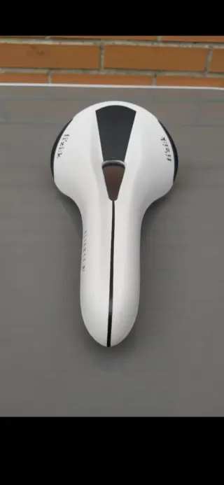 •Sillín FI'ZI:K Aliante R3 OPEN K;ium 141x278mm.