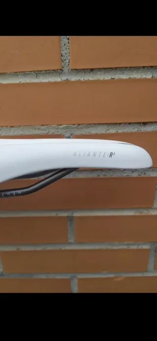 •Sillín FI'ZI:K Aliante R3 OPEN K;ium 141x278mm.