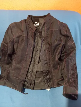 Chaqueta y pantalón de moto con protecciones