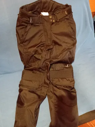 Chaqueta y pantalón de moto con protecciones