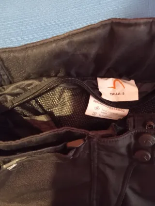 Chaqueta y pantalón de moto con protecciones