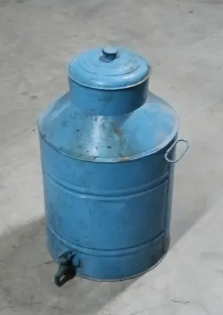 Aceitera antigua con grifo