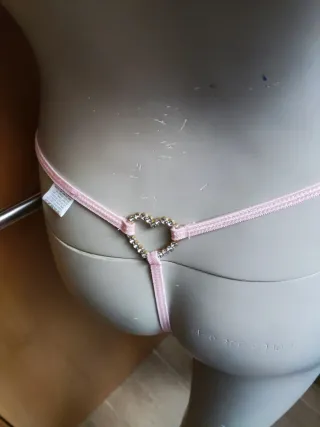 Tanga rosa con corazón dorado nuevo a estrenar